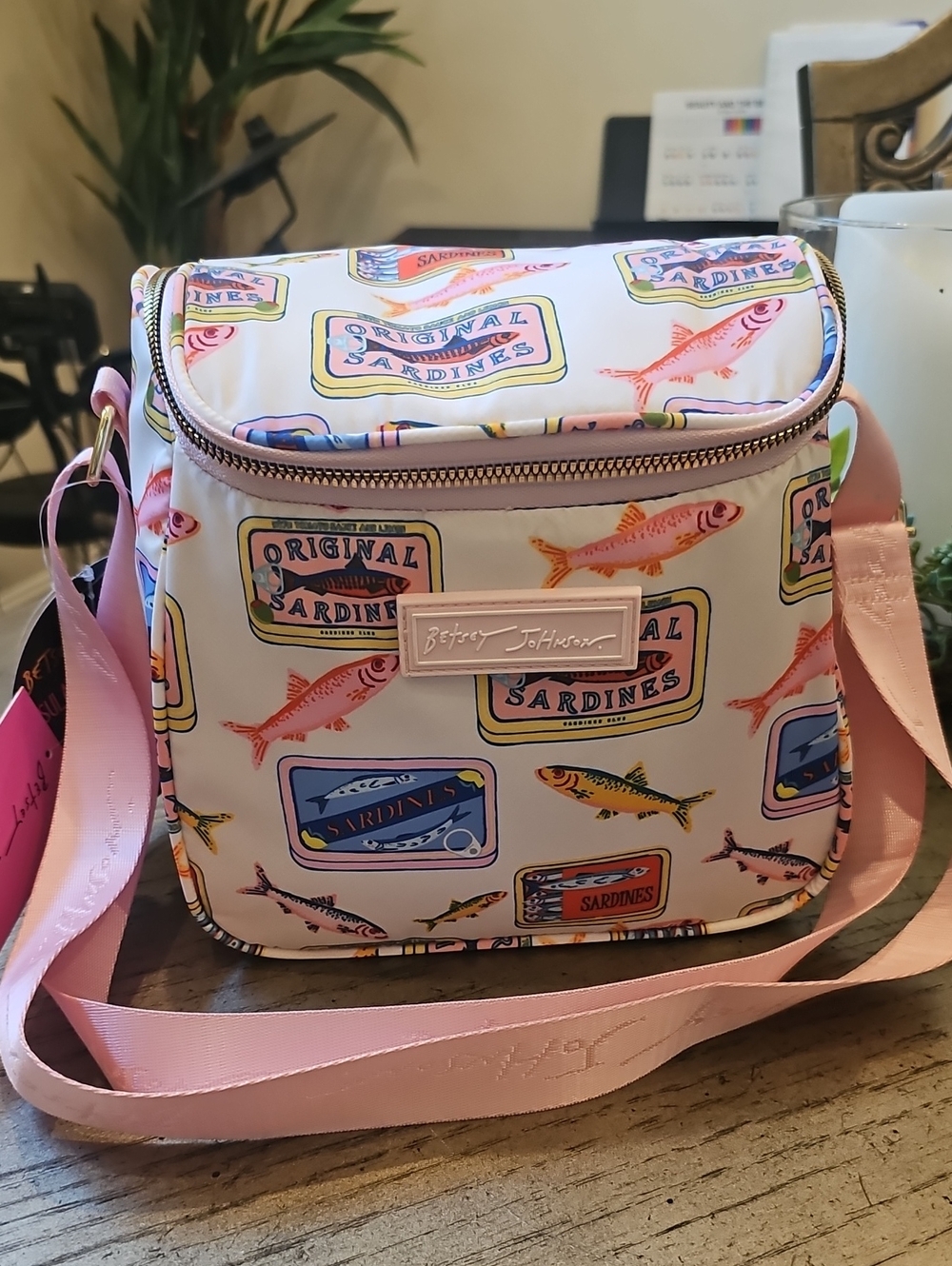 Betsey Johnson 'Original Sardines' Pink Crossbody Lunch Tote NWT - Picture 11 of 11